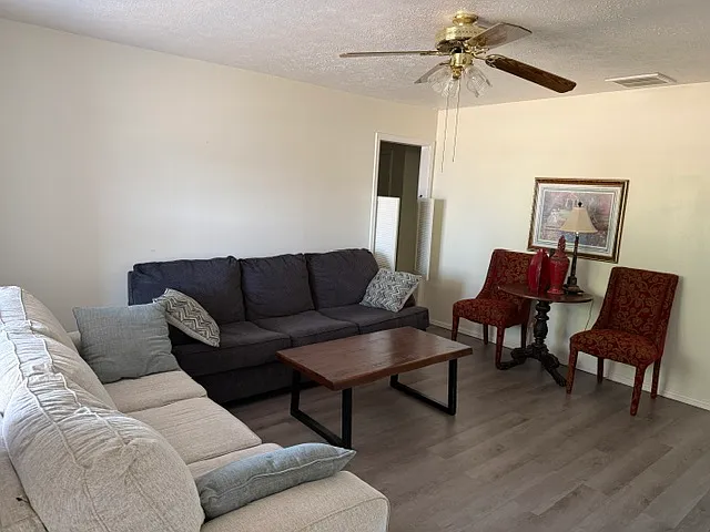3 bed, 1361 sqft, $1,300 — Photo 2