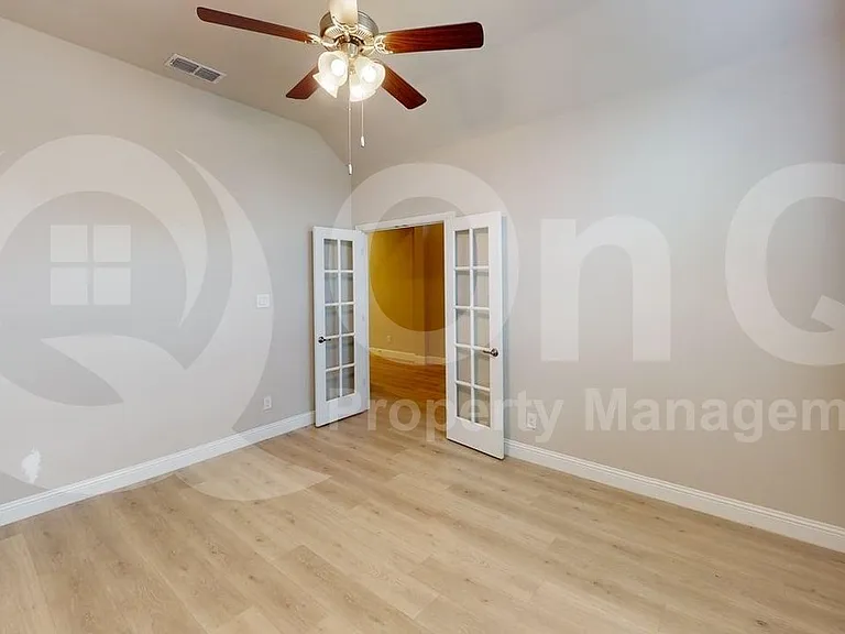 1005 Whitehall Ln — Photo 12