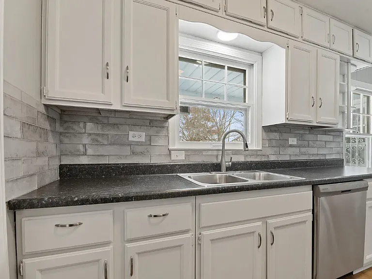 2321 E Mossman Ave — Photo 4