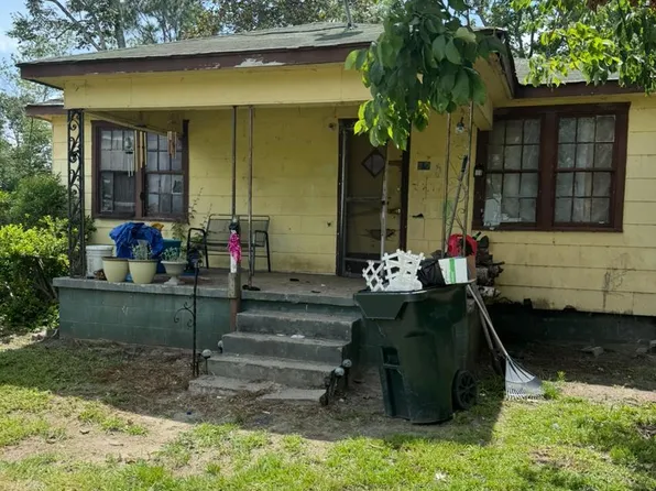 212 S Madison St, Lyons, GA 30436