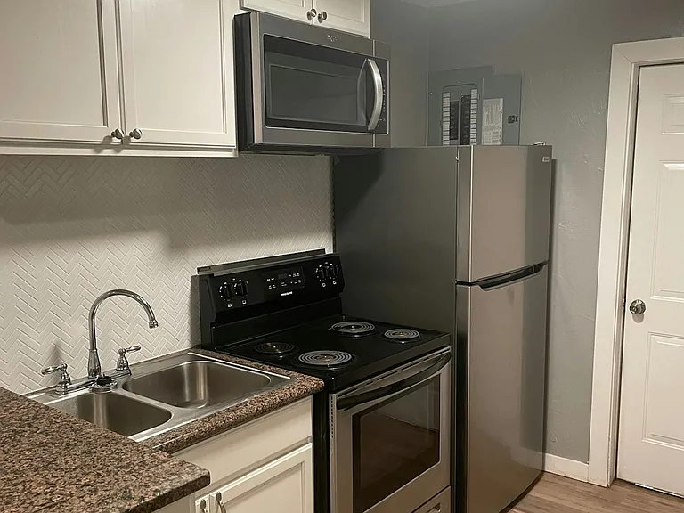 220 E Springer Ave #E — Photo 2