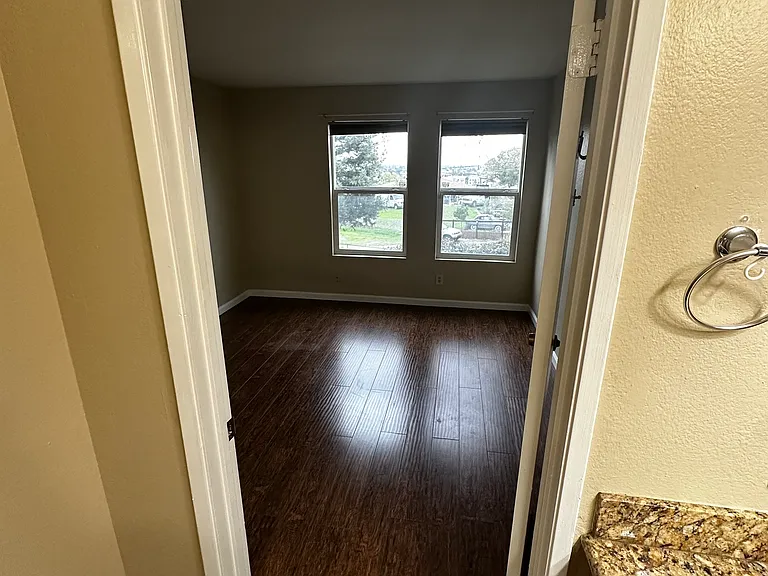 675 Newbury Ln #142 — Photo 8