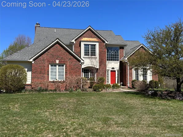 3915 Winslow Dr, Auburn Hills, MI 48326