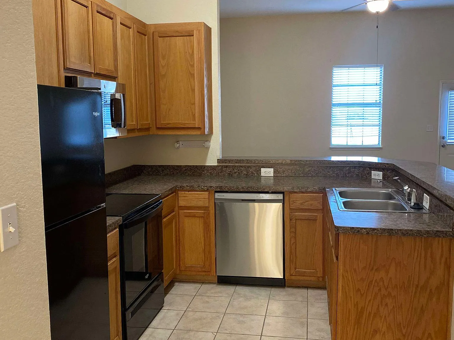 3 bed, 2.5 bath, 1500 sqft, $1,250 — Photo 4