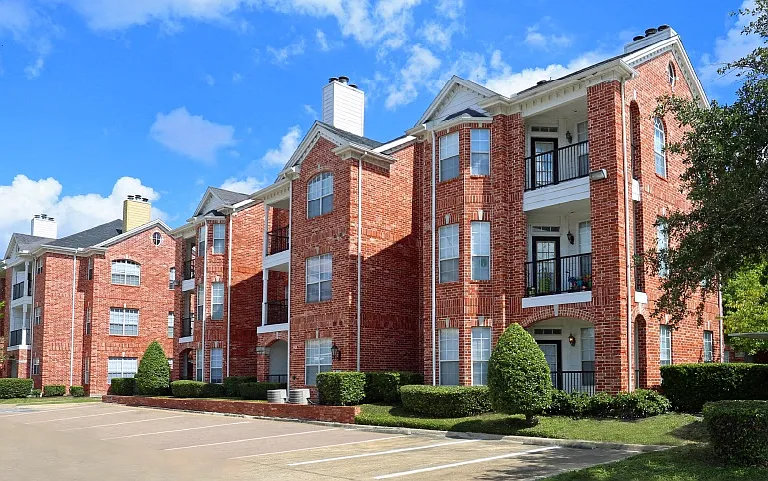 Lanesborough Apartments — Photo 9