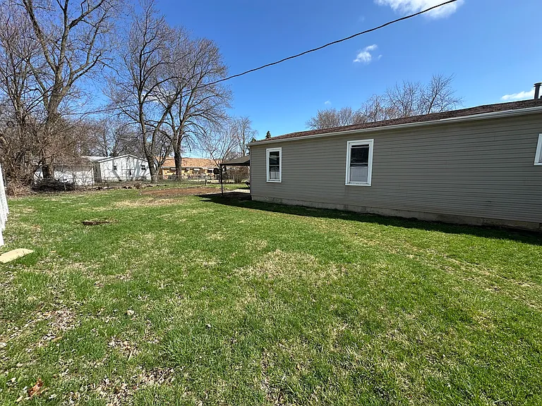 2739 Bleeker St — Photo 24