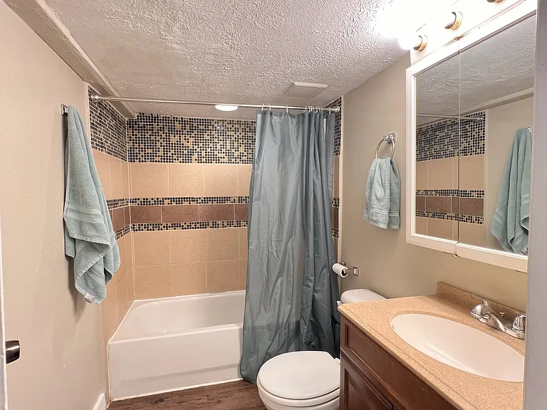 4704 Chenevert St — Photo 12