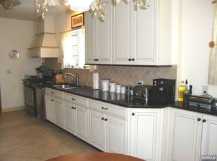 215 Bluff Rd, Fort Lee, NJ 07024