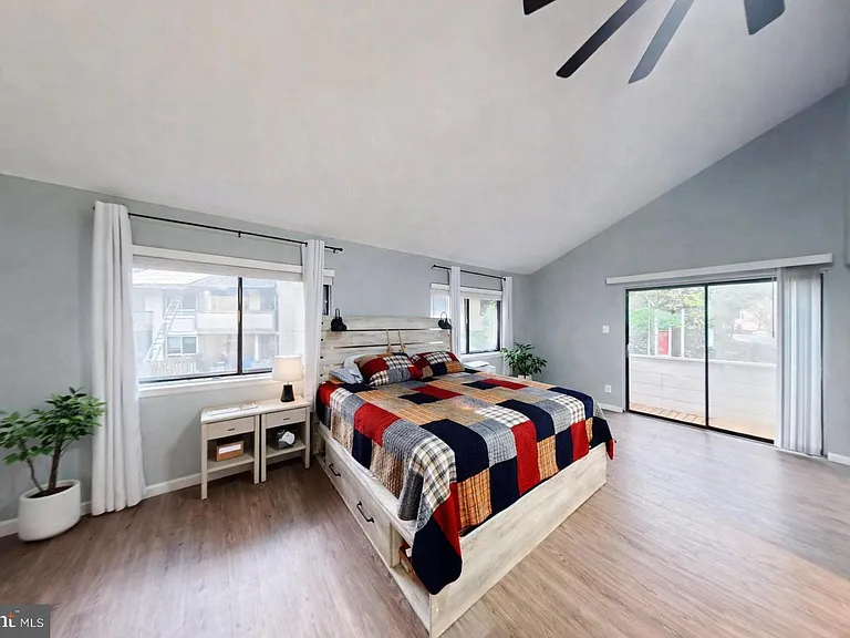 18428 Point Seneca Pl — Photo 12
