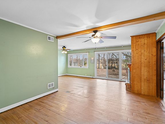 3rd image of 28 W Rocket Cir
