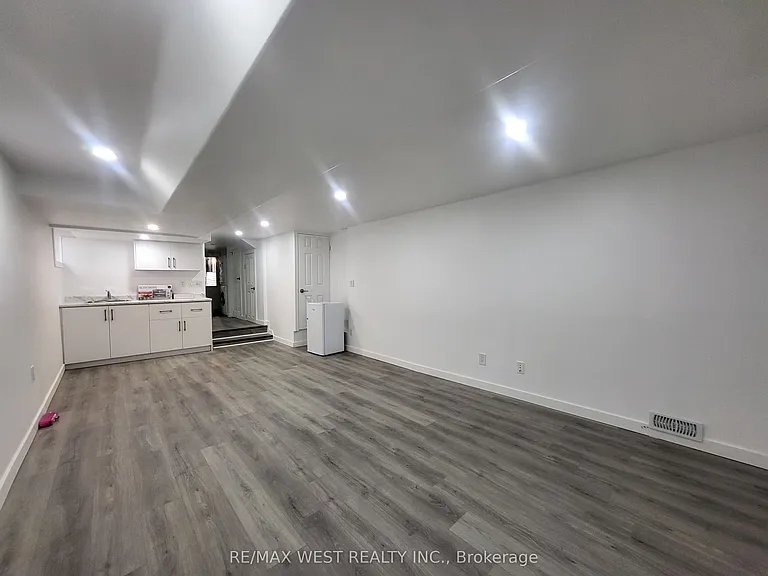 975 Broadview Ave #LOWER — Photo 1