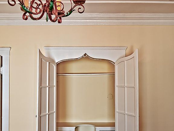 Walk in closet (2 entrances)