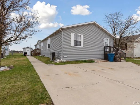 24922 N Hampton Dr, Brownstown, MI 48134