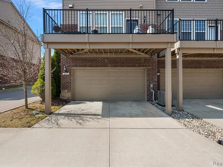 2877 Hartwick Dr — Photo 5