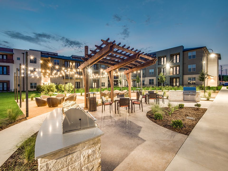 Aura Castle Hills Pergola and Seating Area