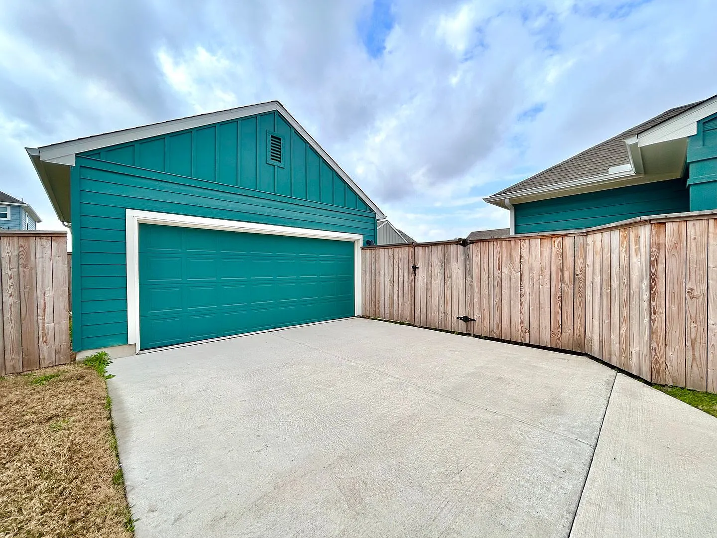 Spacious 3-Bed, 2.5-Bath Home with Fenced Yard | Taylor, TX — Photo 4