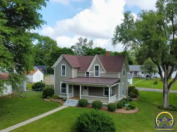 606 Cherokee Ave, Hiawatha, KS 66434