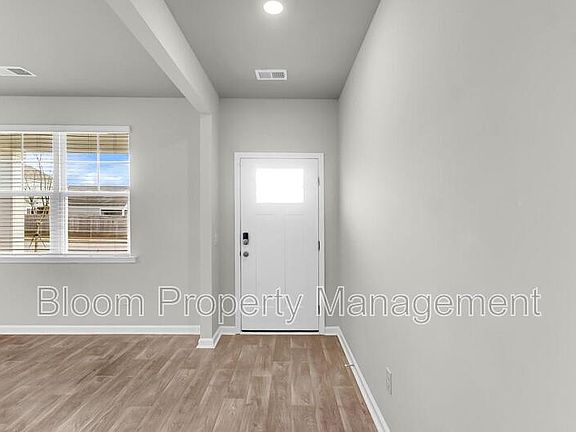 4th image of 205 Maple Hill Dr
