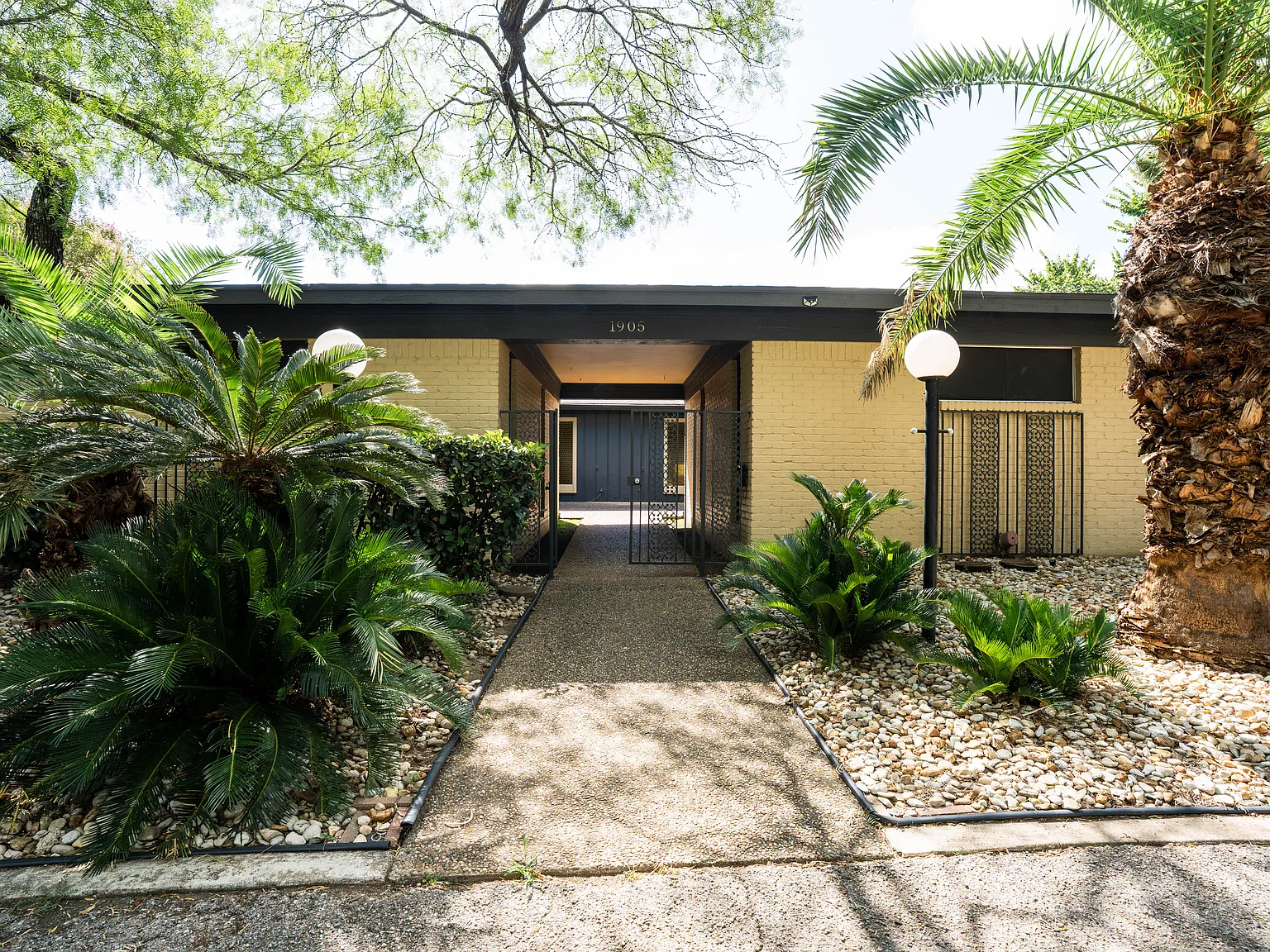 2 bed, 1.5 bath, 1381 sqft, $2,300 — Photo 3