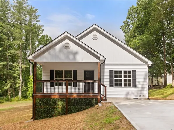 118 Sycamore St, Yadkinville, NC 27055