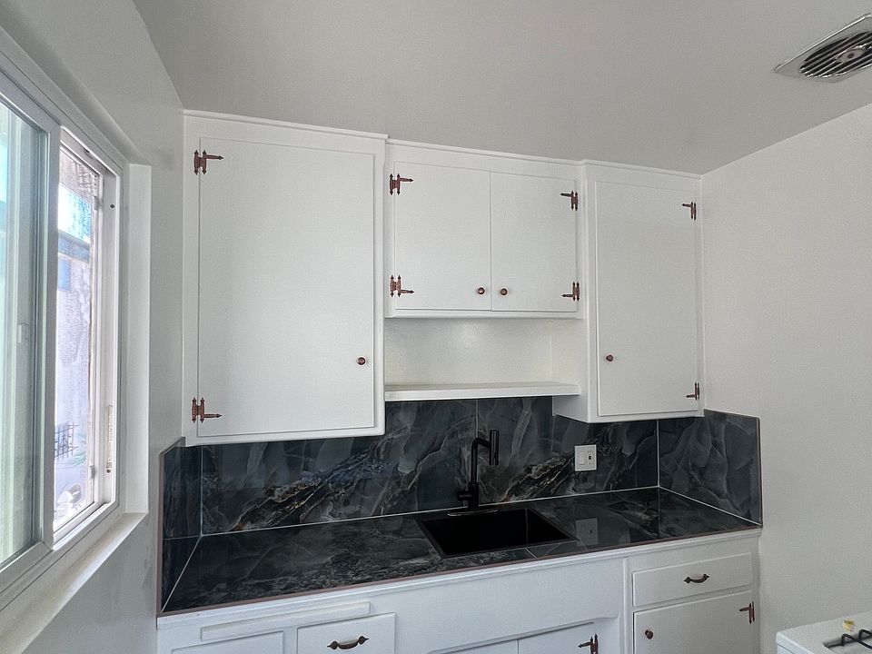 1st image of 919 N Genesee Ave #4