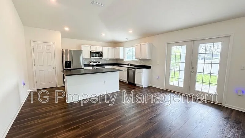 3 bed, 2.0 bath, 1950 sqft, $1,995 — Photo 4
