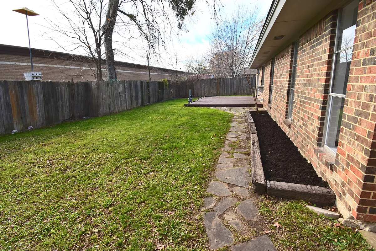 Building Photo - 7210 Lakeshore Dr