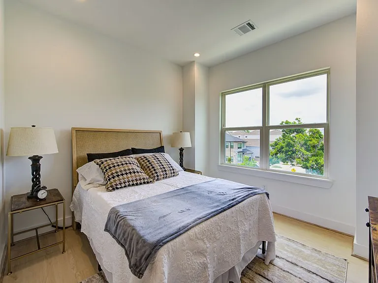 2310 Reinerman St — Photo 29