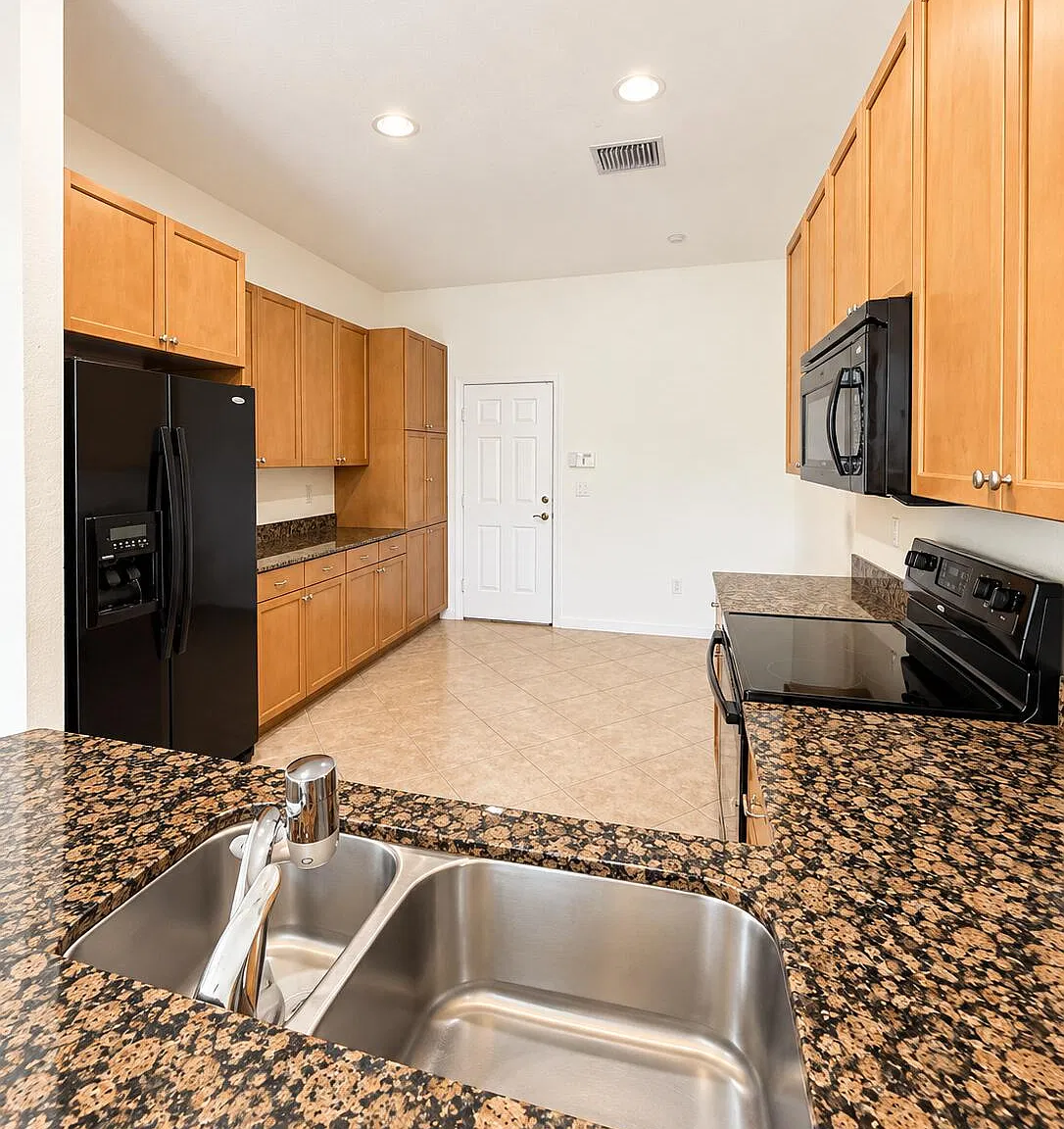 3 bed, 2.5 bath, 1910 sqft, $3,500 — Photo 3