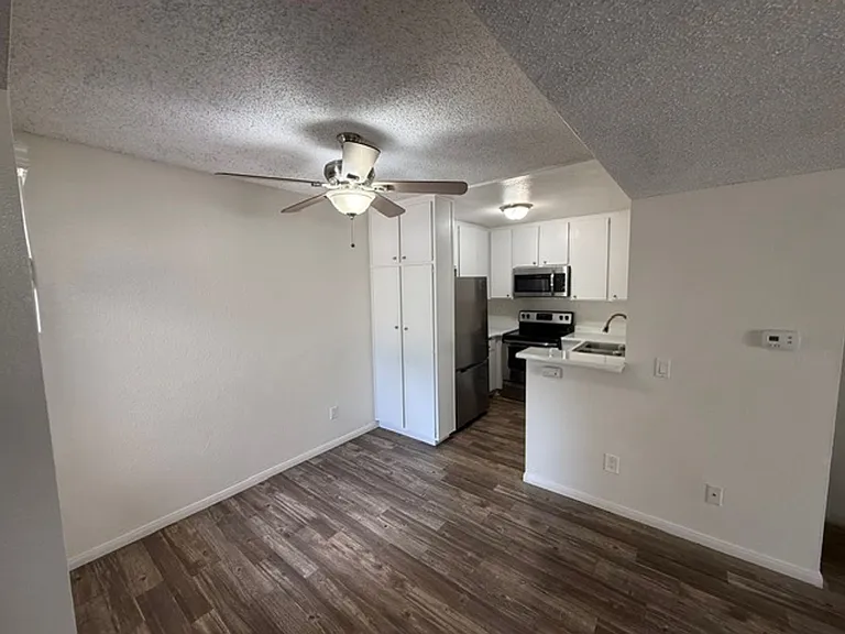 BONITA COURT APARTMENTS — Photo 6