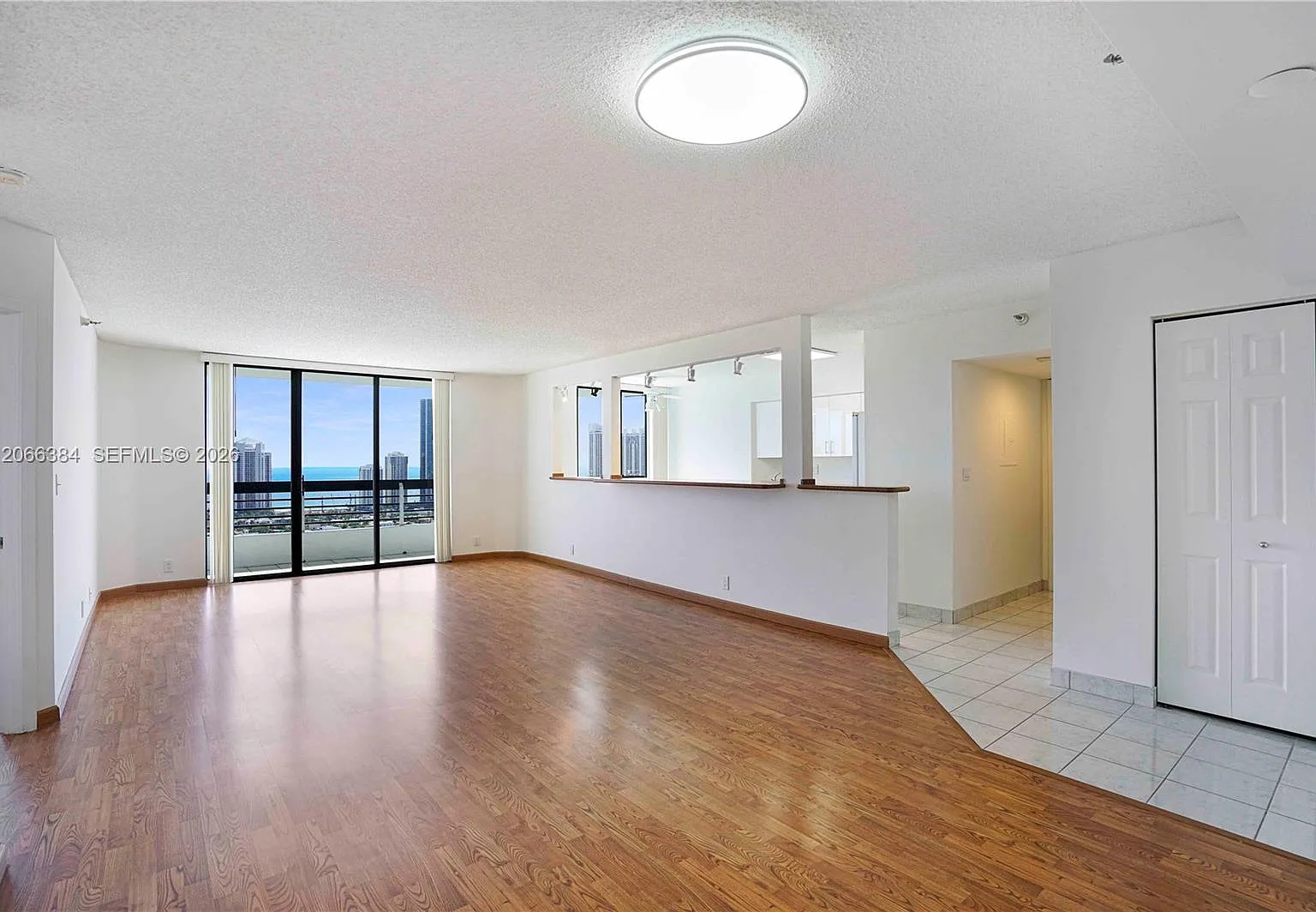 Mystic Pointe Tower 500 C — Photo 4