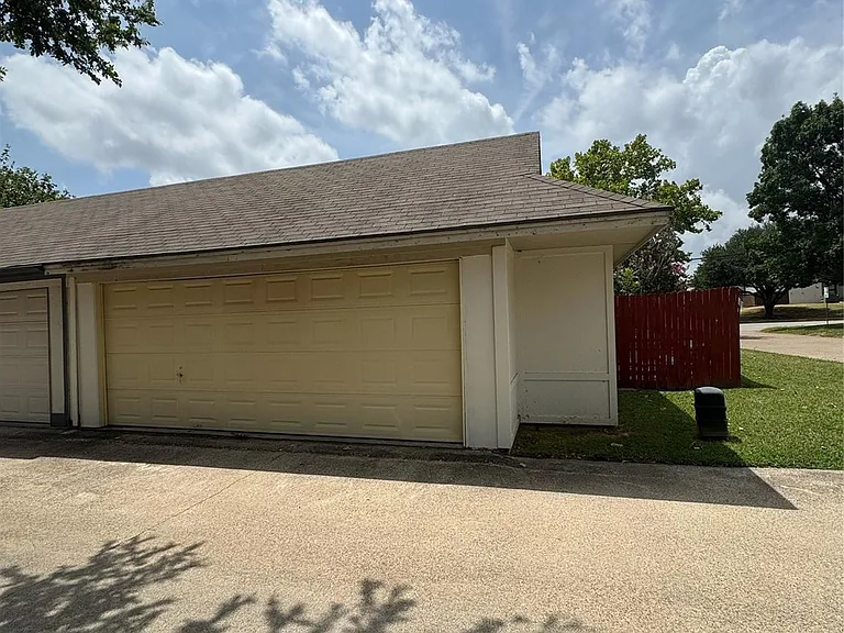 201 E Windsor Dr — Photo 35