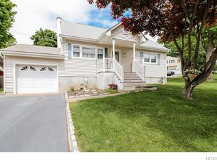 4 Meadowbrook Ln, Suffern, NY 10901