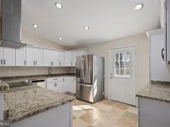 5th image of 122 E Meadowland Ln