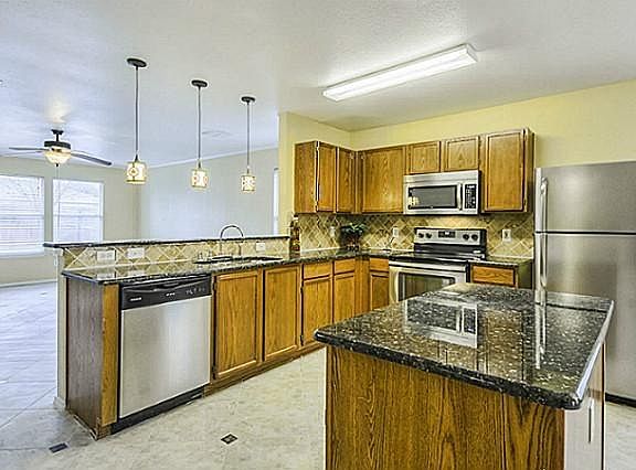 3rd image of 1562 Crown View Dr