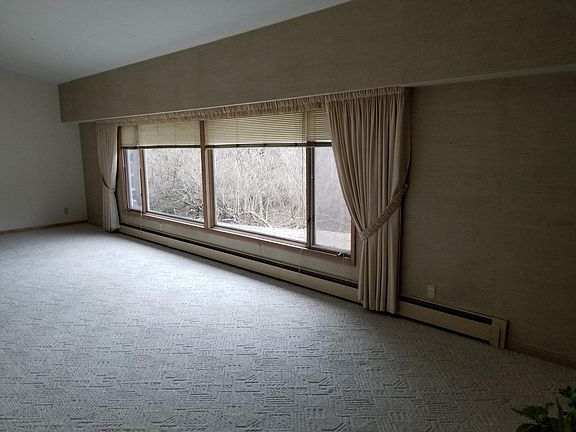 5th image of 2365 Hillsdale Dr E