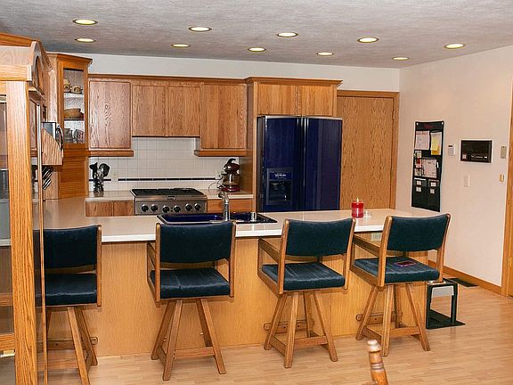 Kitchen with breakfast bar