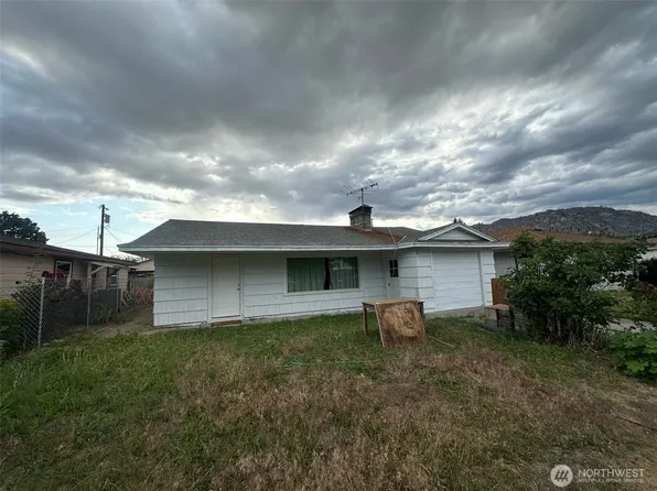 607 1st Street, Brewster, WA 98812