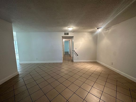4th image of 308 N Riverside Dr