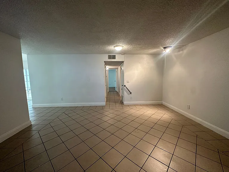 308 N Riverside Dr — Photo 4