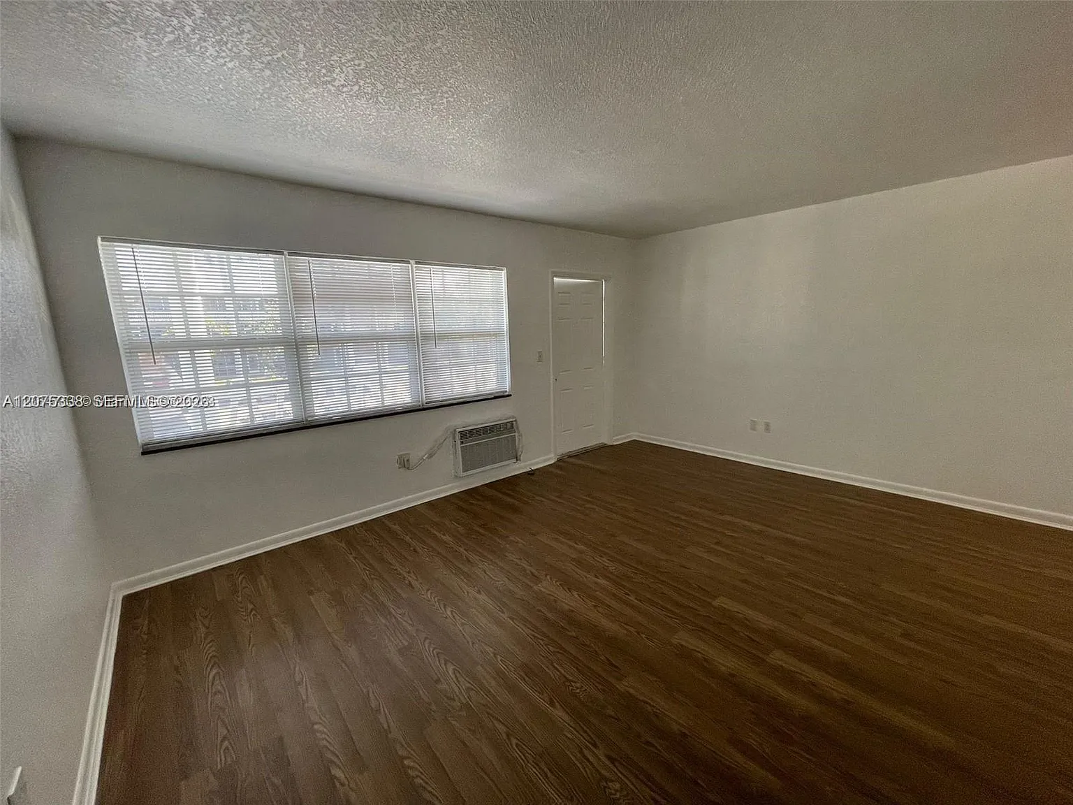 Colonial Court Condo Bldg — Photo 4