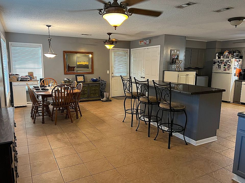 Open kitchen/dining area