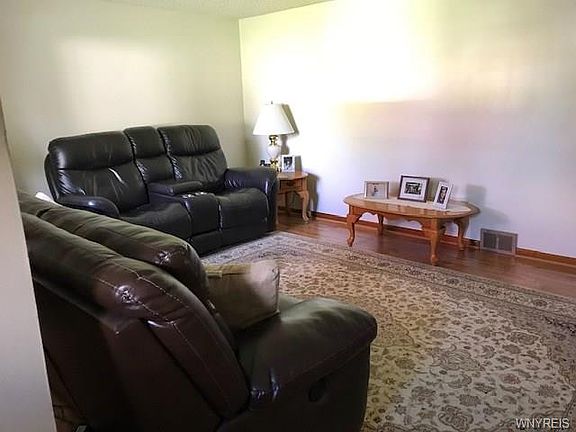 4th image of 214 N Autumn St