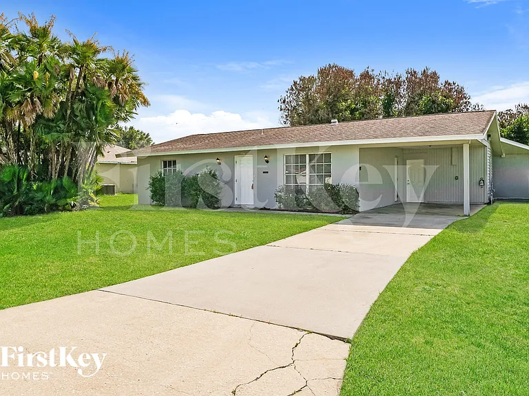 687 SW Heather St — Photo 2