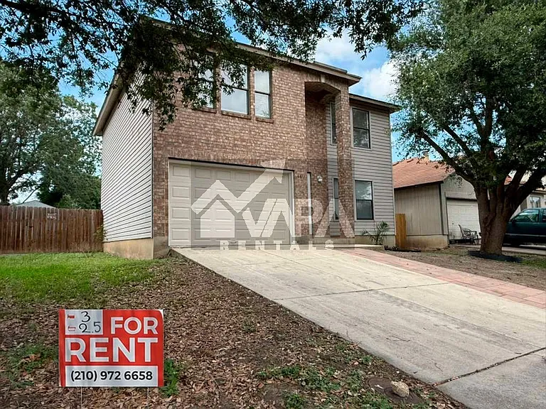 6811 Evercrest Ln — Photo 2