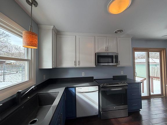 2nd image of 925 Burke Ave NE
