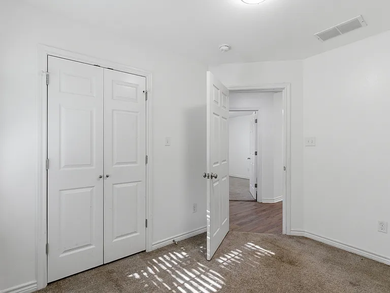 521 E Sears St — Photo 20