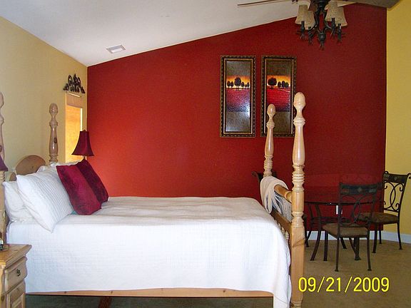 Master Bedroom w/ sitting area