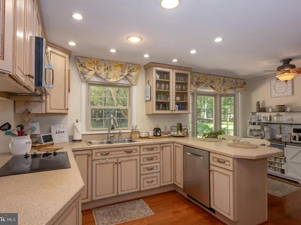 9150 Cedar St, La Plata, MD 20646