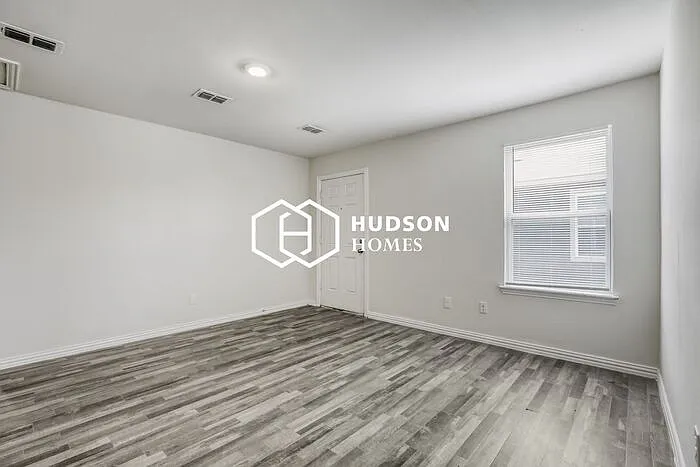 3 bed, 2.0 bath, 872 sqft, $1,015 — Photo 3
